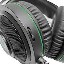 Auriculares para juegos con cable Xtech XTH-560 Insolense - Negro, detalles en verde - Conexión: 3,5 mm (TRRS) Incluye un adaptador divisor hembra de 3,5 mm a enchufes duales de 3,5 mm (TRS) - Control de volumen en el auricular izquierdo - 7,2 pies