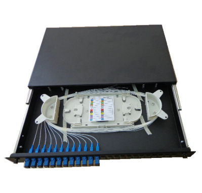 RMT-ODF para instalar en rack, 12 posiciones; incluye 6 centradores LC duplex, bandeja de empalme, manguitos termocontractiles