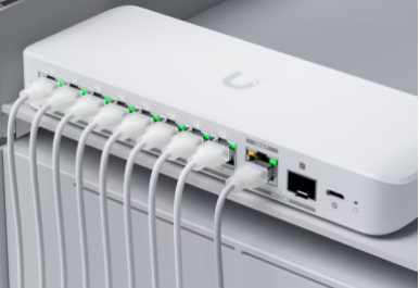 Conmutador flexible de 2,5 GbE de 8 puertos con un puerto de enlace ascendente combinado RJ45/SFP+ de 10 GbE